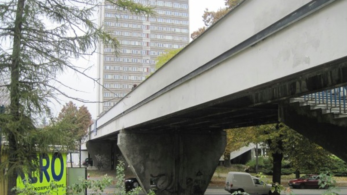 Tuż przy rektoracie uczelni usytuowane są dwie kładki. Jedną z nich – tę nad ul. Sowińskiego - od razu polubili studenci i wykładowcy, zmierzający w kierunku akademików i dawnego hotelu Asystenta, druga – nad ul. Radziszewskiego - nigdy nie cieszyła się zbyt dużym zainteresowaniem.