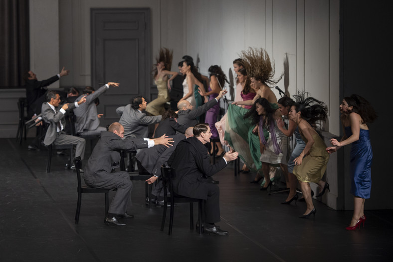 Spektakl "Kontakthof" Tanztheater Wuppertal Pina Bausch