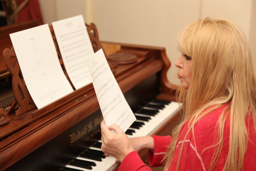 Maryla Rodowicz przy pianinie