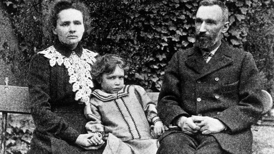 Maria Skłodowska-Curie z mężem Pierrem i córką Ireną
