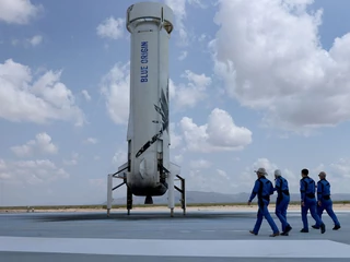 Załoga New Shepard Blue Origin, w tym Jeff Bezos, pozuje do zdjęć po locie w kosmos