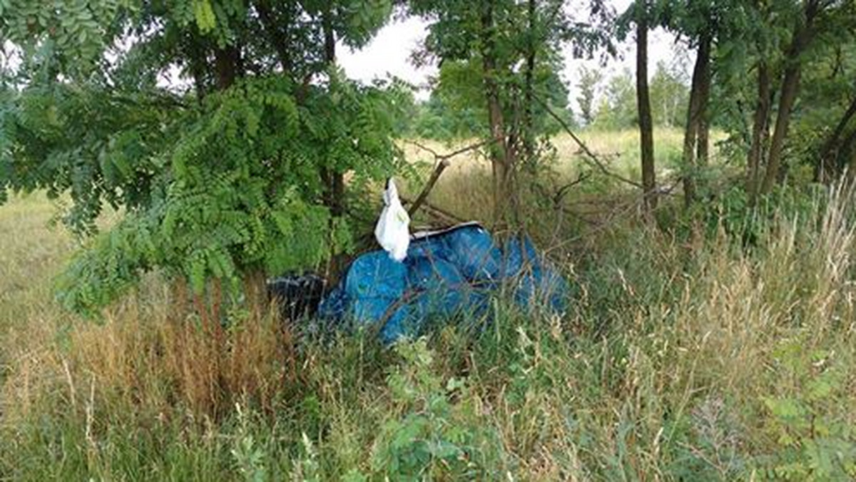 Worki ze śmieciami, porozrzucane odpady, stare meble. Tak wyglądała jeszcze wczoraj najbliższa okolica Centrum Jana Pawła II. O problemie ze śmieciami poinformował nas pan Damian. Wiadomość przekazaliśmy MPO. Wczoraj rozpoczęło się porządkowanie terenu.