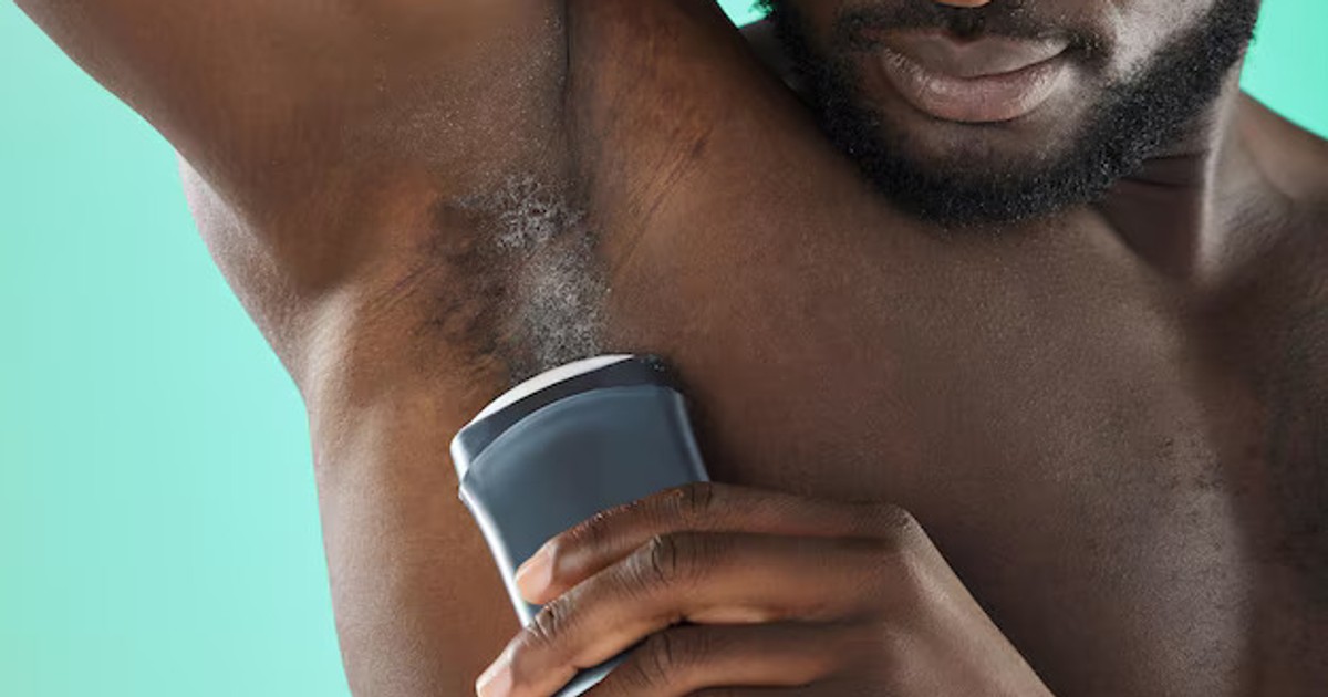 Katika makala hii, tunachunguza tofauti kati ya deodorants na antiperspirants. Ingawa deodorants hupunguza harufu ya mwili, dawa za kuzuia kupumua huzuia kwa muda tezi za jasho ili kupunguza jasho. Kuchagua kati ya hizi mbili inategemea upendeleo wa kibinafsi, mahitaji ya jasho, na uvumilivu wa viungo. Ni muhimu kupata bidhaa inayofaa ili kukaa safi na ujasiri siku nzima.