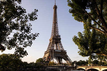 Alarm bombowy w Paryżu. Zwiedzający wieżę Eiffla ewakuowani