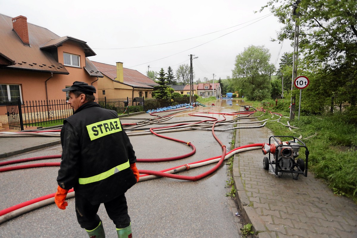 Straż pożarna wypompowuje wodę