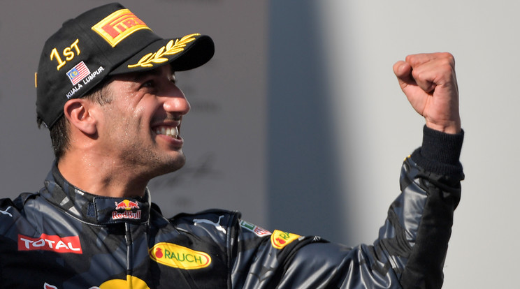 Ricciardo nyert, a szurkolók a siker láttán levetkőztek /Fotó: AFP