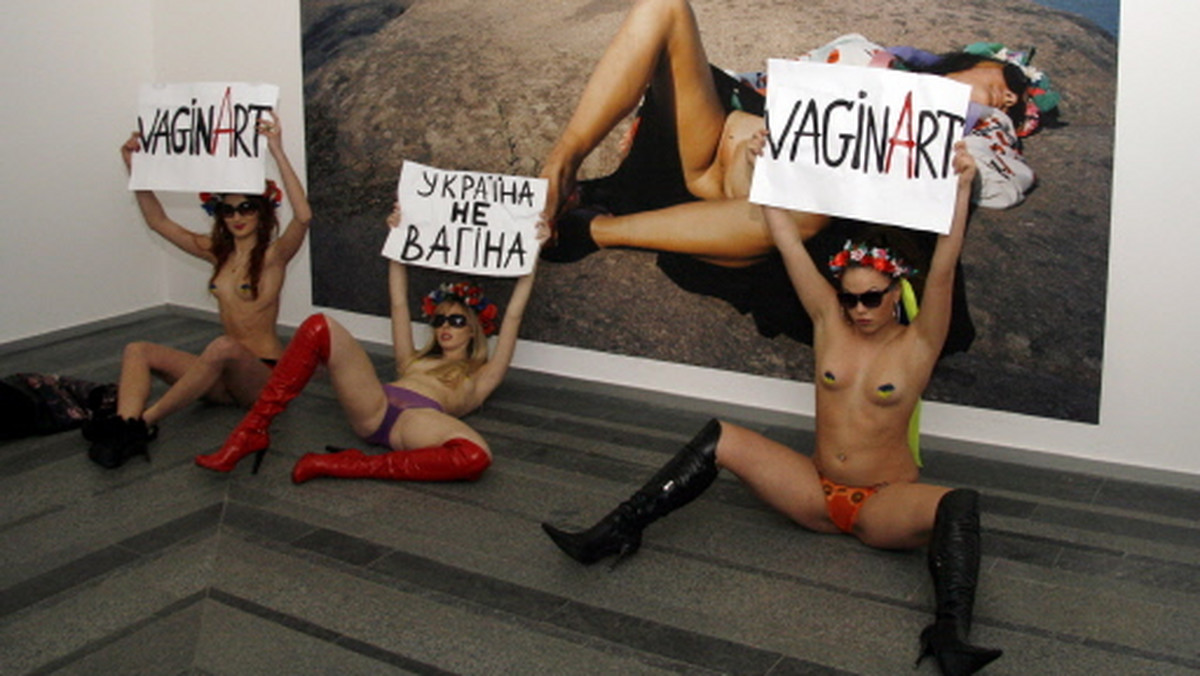 Trzy młode dziewczyny włożyły czarne, przeciwsłoneczne okulary i rozebrały się do pstrokatych majtek. Brodawki piersi zakleiły jedynie skrawkami taśmy klejącej. W ręce wzięły kartki papieru z napisami "Vaginart" i "Ukraina — nie wagina".