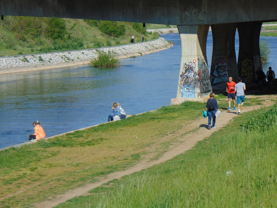 Uživanje uz kej pored Nišave