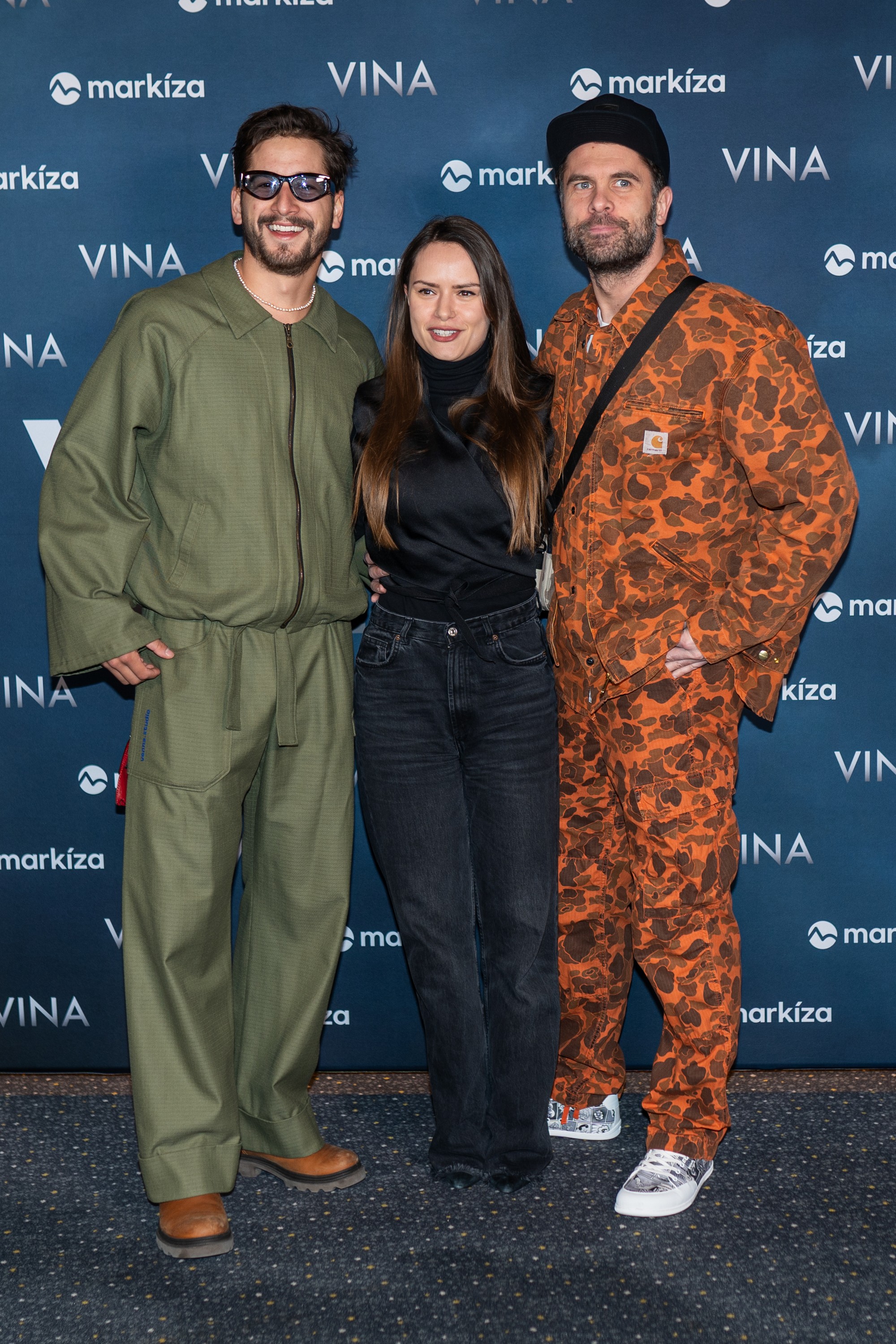 Jakub Jablonský, Kristína Kanátová a Ján Dobrík na premiére seriálu Vina.