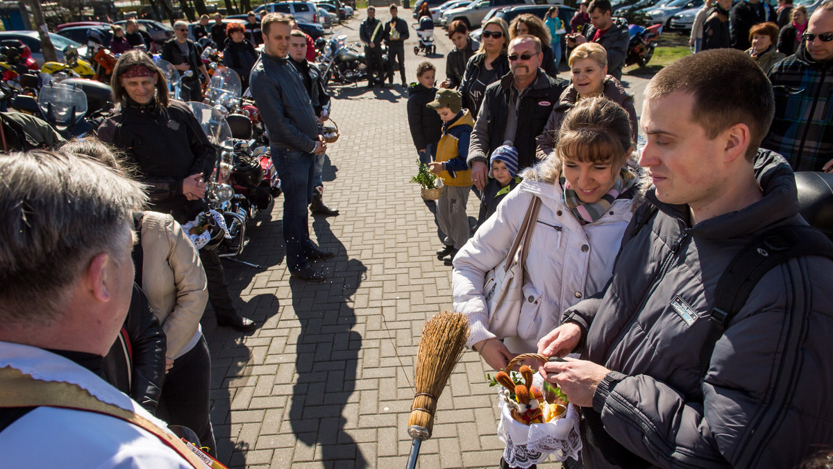 Ryk silników - zarówno zabytkowych i tych nowoczesnych motocykli - usłyszeli obecni w podtoruńskim Przysieku, w trakcie organizowanej "Święconki w kasku". Pokarmy świąteczne poświęcił gospodarz motocyklowego spotkania - ks. Daniel Adamowicz, dyrektor Caritas diecezji toruńskiej.