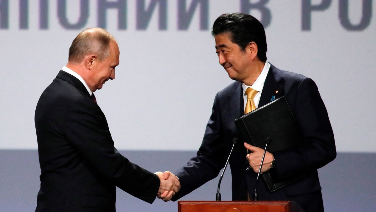 Prezydent Rosji Władimir Putin wezwał wszystkie strony zaangażowane w sytuację wokół Korei Północnej do powściągliwości, a premier Japonii Shinzo Abe podkreślił, że jest niezbędne, by Pjongjang pozbył się całej swej broni nuklearnej. Przypomnijmy, Donald Trump odwołał zapowiadany na czerwiec szczyt Korea Płn.-USA w Singapurze.