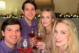 Bliznakinje su se udale za blizance i rodile sinove u isto vreme: Ljudi se ZAPREPASTE kad vide DEČAKE - bukvalno su PRESLIKANI! Svi žive zajedno u BRAKU U ČETVORO