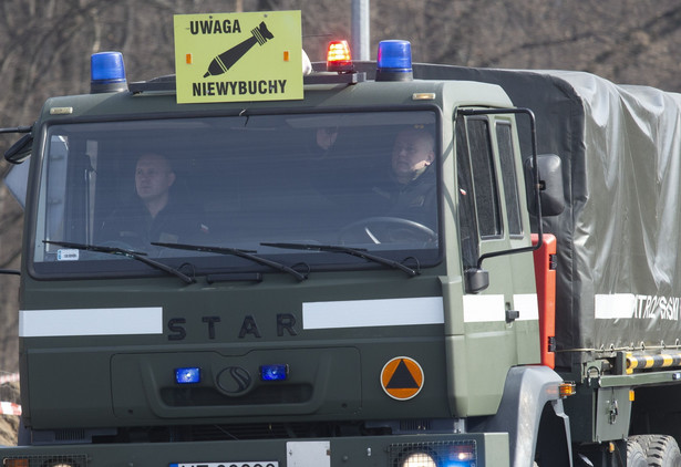 Niewybuch znaleziony w Wiśle w Warszawie. Akcja saperów, część bulwarów zamknięta