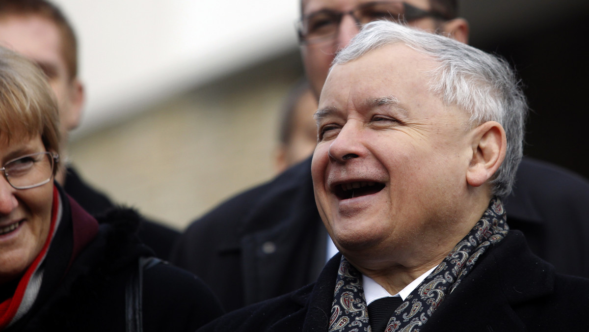 Jarosław Kaczyński zdementował weekendowe doniesienia o rzekomym "krecie" w kierownictwie PiS, którym miałby być Adam Lipiński. - To całkowita nieprawda - oznajmił prezes PiS. Dodał przy tym, że podawane przykłady mające świadczyć o "kreciej" pracy Lipińskiego, tak na prawdę wyglądały dokładnie na odwrót.