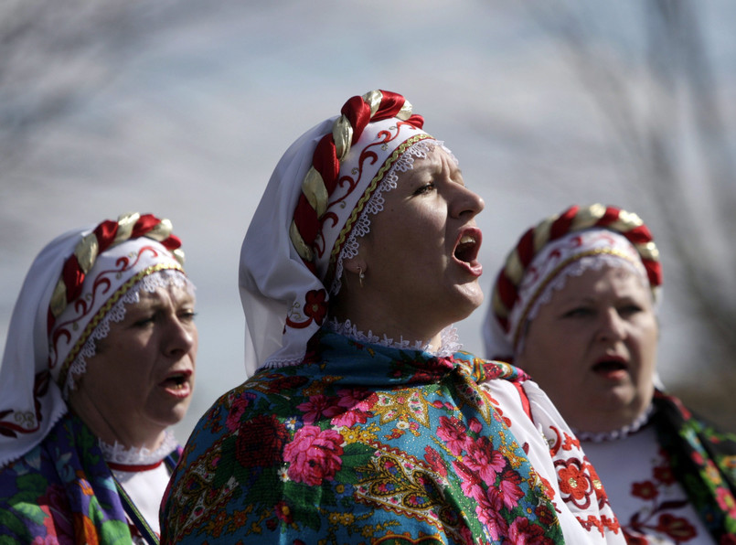 Zaledwie pięć kilometrów od Mińska, w wiosce Ozertso, wydawać by się mogło, że czas się zatrzymał. Kobiety śpiewają tradycyjne wiosenne pieśni