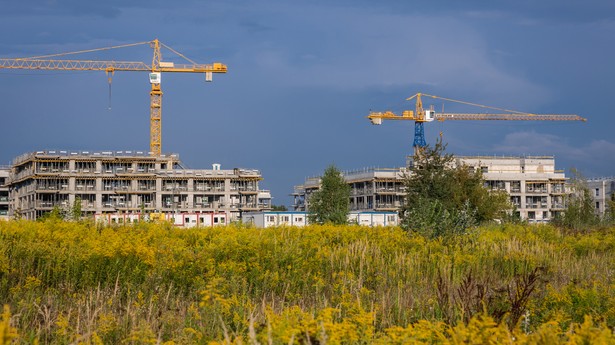 Plac budowy nowego osiedla mieszkaniowego w Warszawie