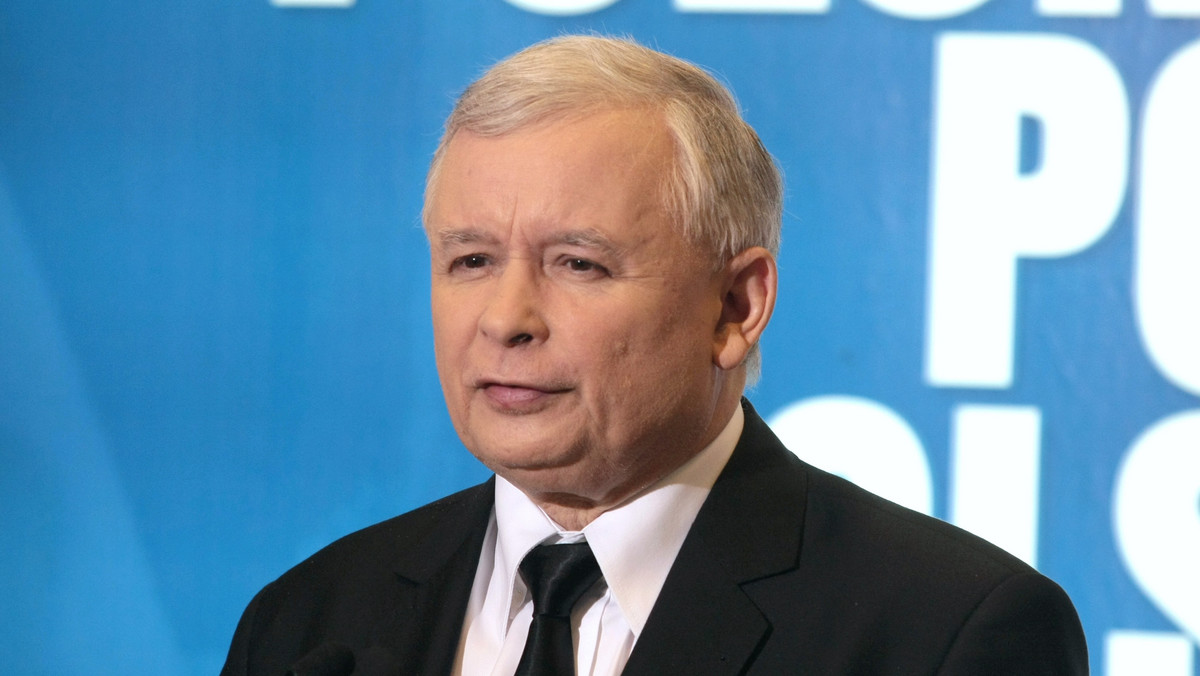- Dzisiaj minister Rostowski poinformował, że rządowi zależy na tym, żeby życie po emeryturze było możliwie jak najkrótsze. W wielu europejskich krajach byłaby to ostatnia wypowiedź czynnego polityka - mówił dzisiaj podczas konferencji prasowej Jarosław Kaczyński. Odniósł się też do porannego wystąpienia Jacka Rostowskiego w Sejmie, w którym minister mocno skrytykował polityków PiS. - To jest niezwykle ciekawa zmiana postawy ministra, który nieustannie wyprzedaje wszystko, co należy w Polsce do Polaków - stwierdził.
