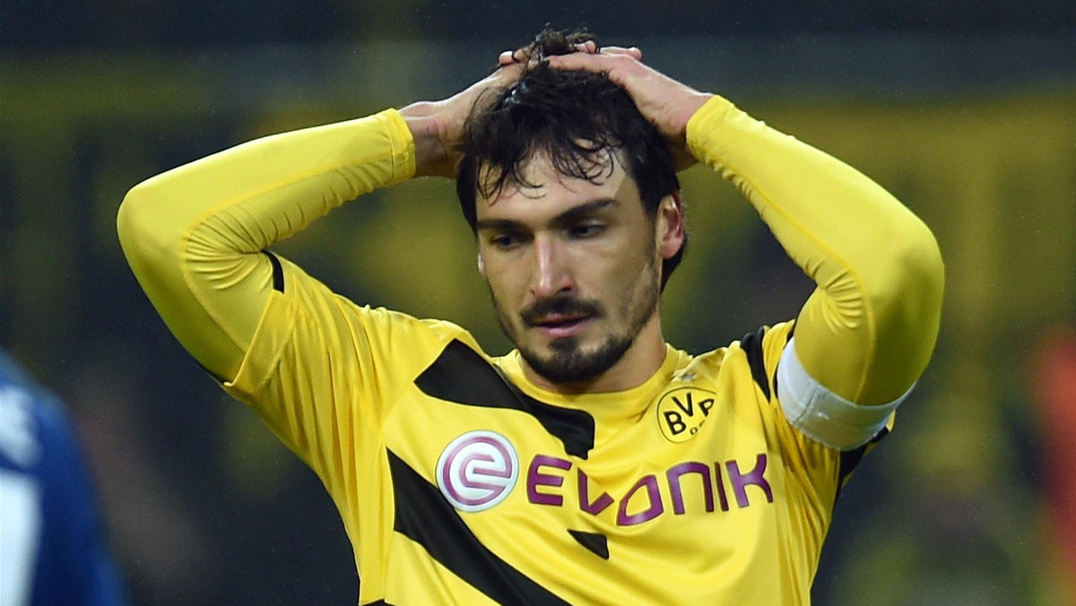 Obrońca Borussii Dortmund Mats Hummels w każdym oknie transferowym jest sprzedawany do czołowych europejskich klubów. W kontekście jego przeprowadzki wymieniano m.in. Barcelonę, Arsenal, Chelsea i Manchester United. Najnowsze informacje dotyczące reprezentanta Niemiec mówią o ponownym zainteresowaniu ze strony Czerwonych Diabłów, które chcą zapłacić za niego aż 50 milionów euro.