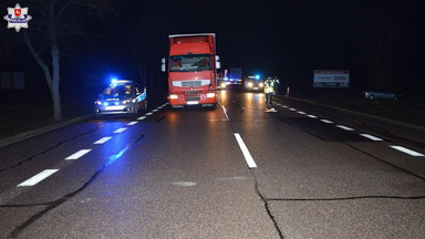 Policjant potrącony przez ciężarówkę w trakcie służby. Trafił do szpitala