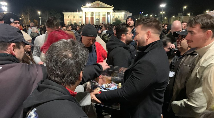 Osváth Zsolt fogadja az adományokat a tüntetés után.