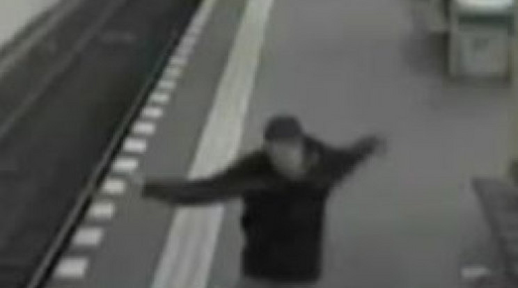 Félholtra taposta áldozatát a metrón - videó