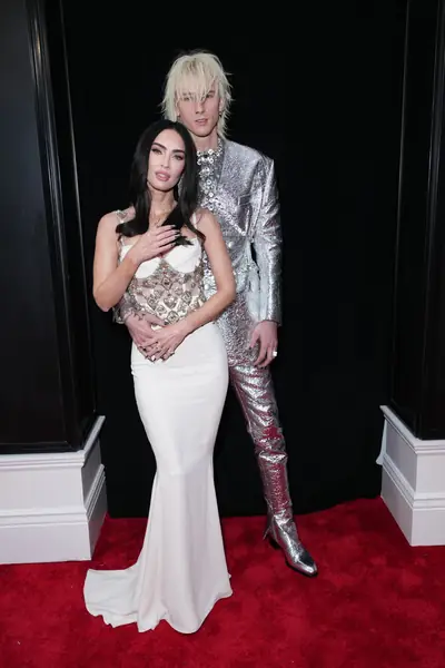 Megan Fox i Machine Gun Kelly w awangardowych stylizacjach/ Getty Images, fot. Kevin Mazur / Contributor