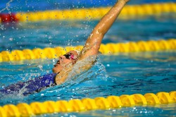 Mistrzyni olimpijska w pływaniu trenuje w basenie ogrodowym