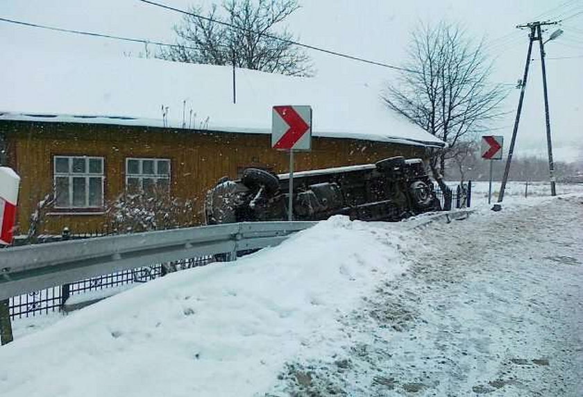 Bus przewrócił się na ogrodzenie