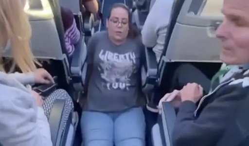 Niepełnosprawna kobieta musiała się czołgać do toalety! Szokujące zachowanie załogi samolotu