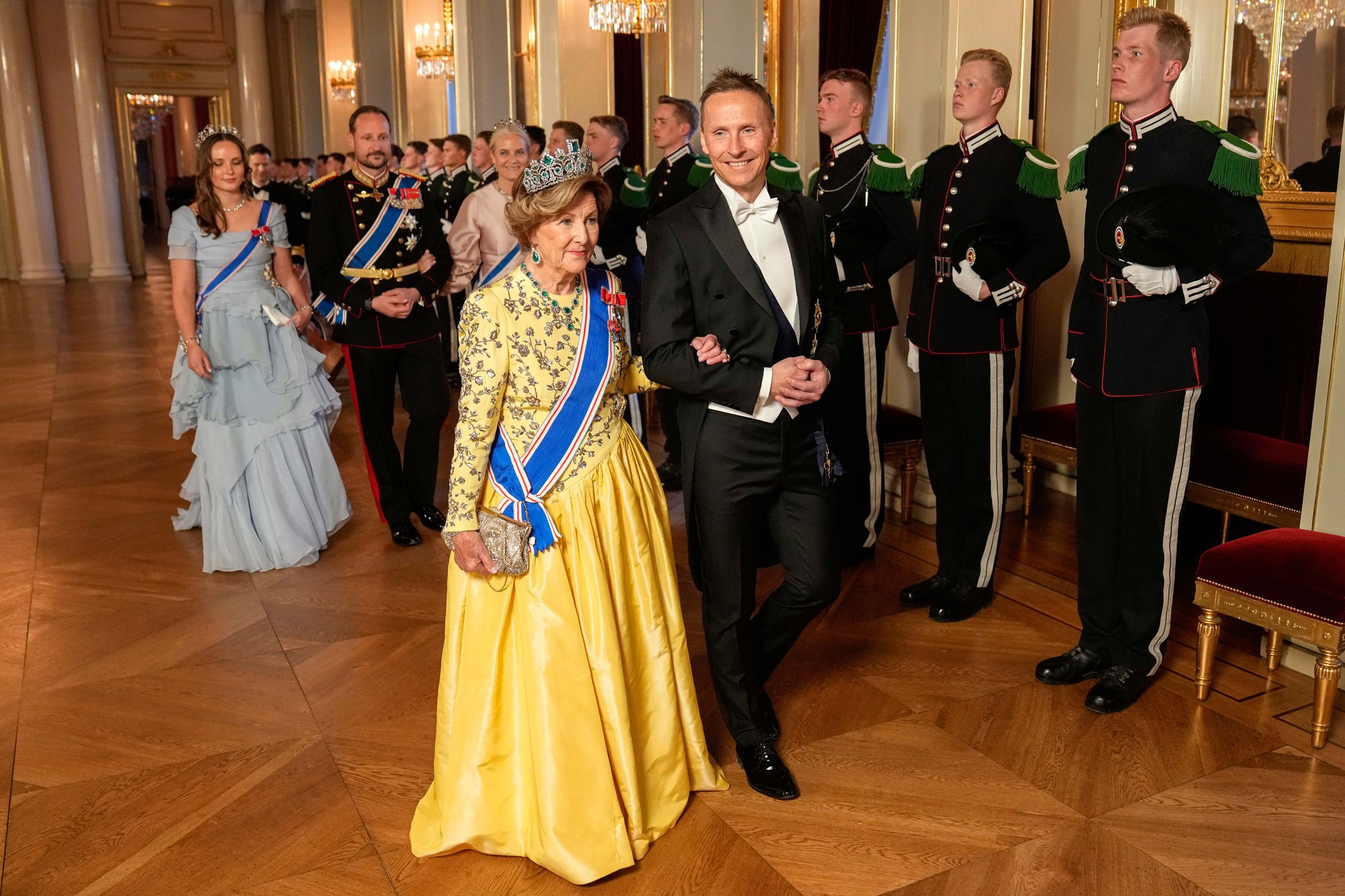 Nórska kráľovná Sonja a Björn Skúlason.