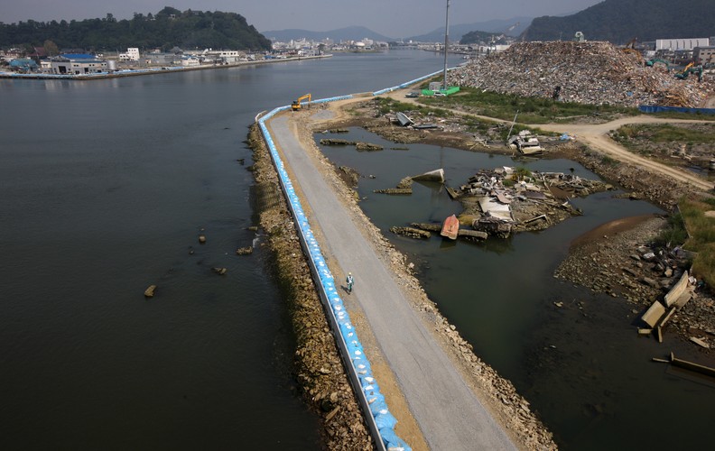 Uszkodzona droga w wyniku trzęsienia ziemi i tsunami w mieście Ishinomaki w Japonii. Zdjęcie z dnia 09 września 2011 roku.