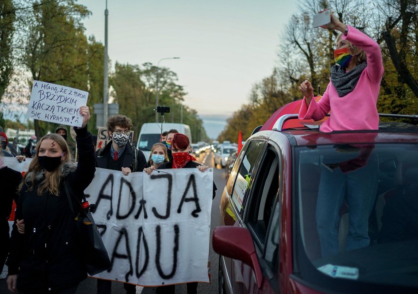 Emocje sięgają zenitu. Masowe protesty po wyroku ws. aborcji kontra apel premiera