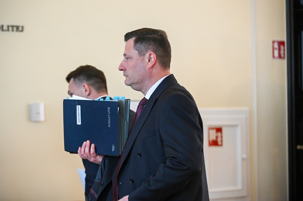 Warszawa, 29.10.2024. Minister rozwoju i technologii Krzysztof Paszyk przed posiedzeniem rządu w KPRM w Warszawie, 29 bm. Ministrowie zapoznają się z raportem z prac komisji ds. badania wpływów rosyjskich. Rozpatrzą zmiany w tegorocznej ustawie budżetowej i okołobudżetowej, a także propozycję likwidacji składki zdrowotnej od sprzedaży środków trwałych. (mr) PAP/Marcin Obara
