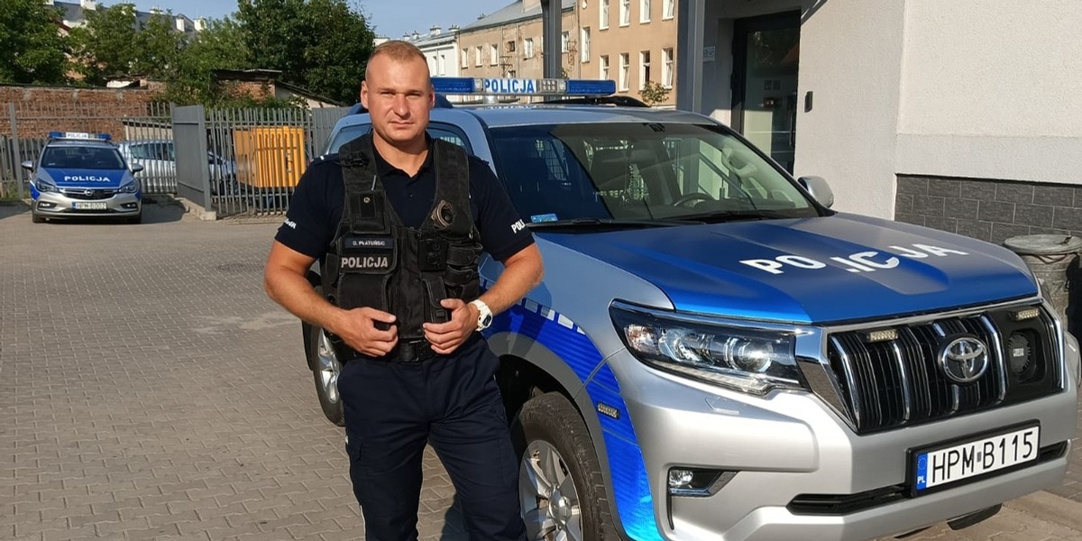 Policjant zatrzymał pijanego kierowcę. 