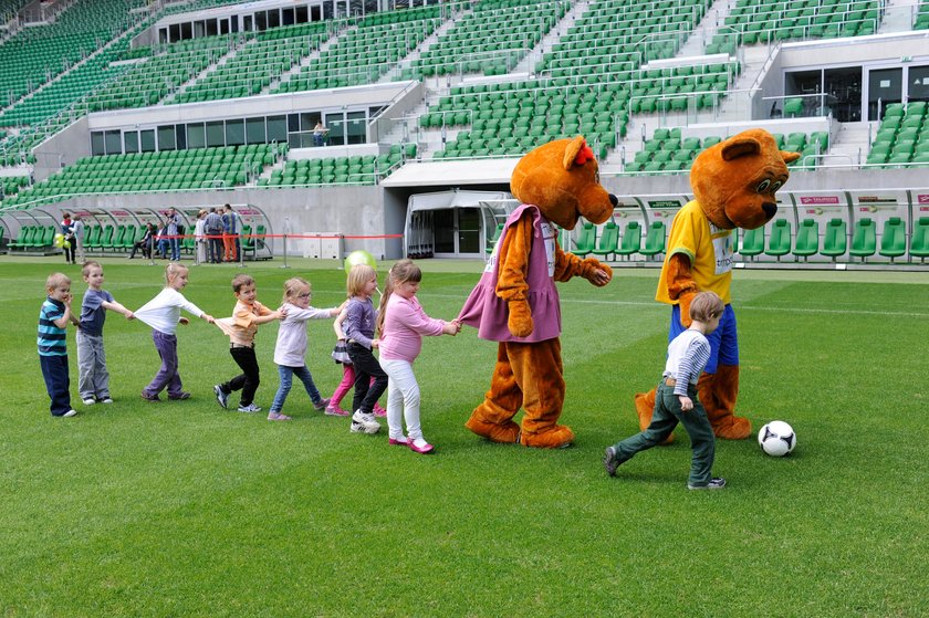 Przedszkolaki z maskotkami na Stadionie Miejskim we Wrocławiu