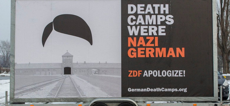 "Death Camps Were Nazi German". Mobilny baner wyruszył do Niemiec, Belgii i Wielkiej Brytanii