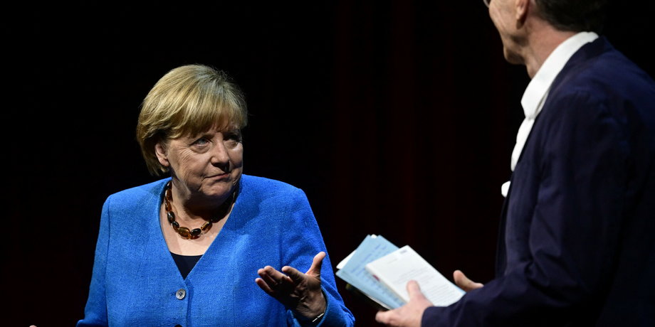 Angela Merkel podczas rozmowy z dziennikarzem Aleksandrem Osangiem.