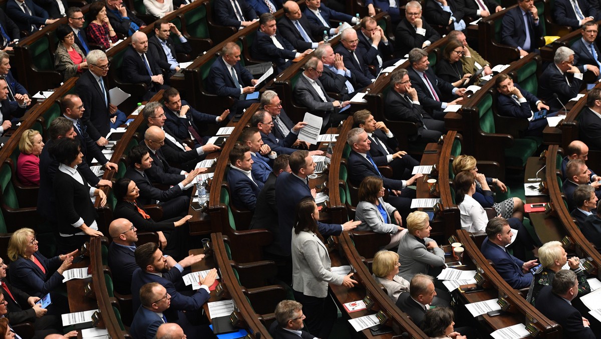 Sejm uchwalił dziś nowelizację ustaw: o ustroju sądów powszechnych, SN i o KRS autorstwa PiS. Zmiany zakładają m.in., że pierwsze posiedzenie KRS po zwolnieniu stanowiska przewodniczącego Rady może zwołać najstarszy wiekiem członek KRS będący sędzią lub sędzią w stanie spoczynku. Nowelizacja ustawy o SN zakłada wprowadzenie osobnego budżetu Izby Dyscyplinarnej SN.