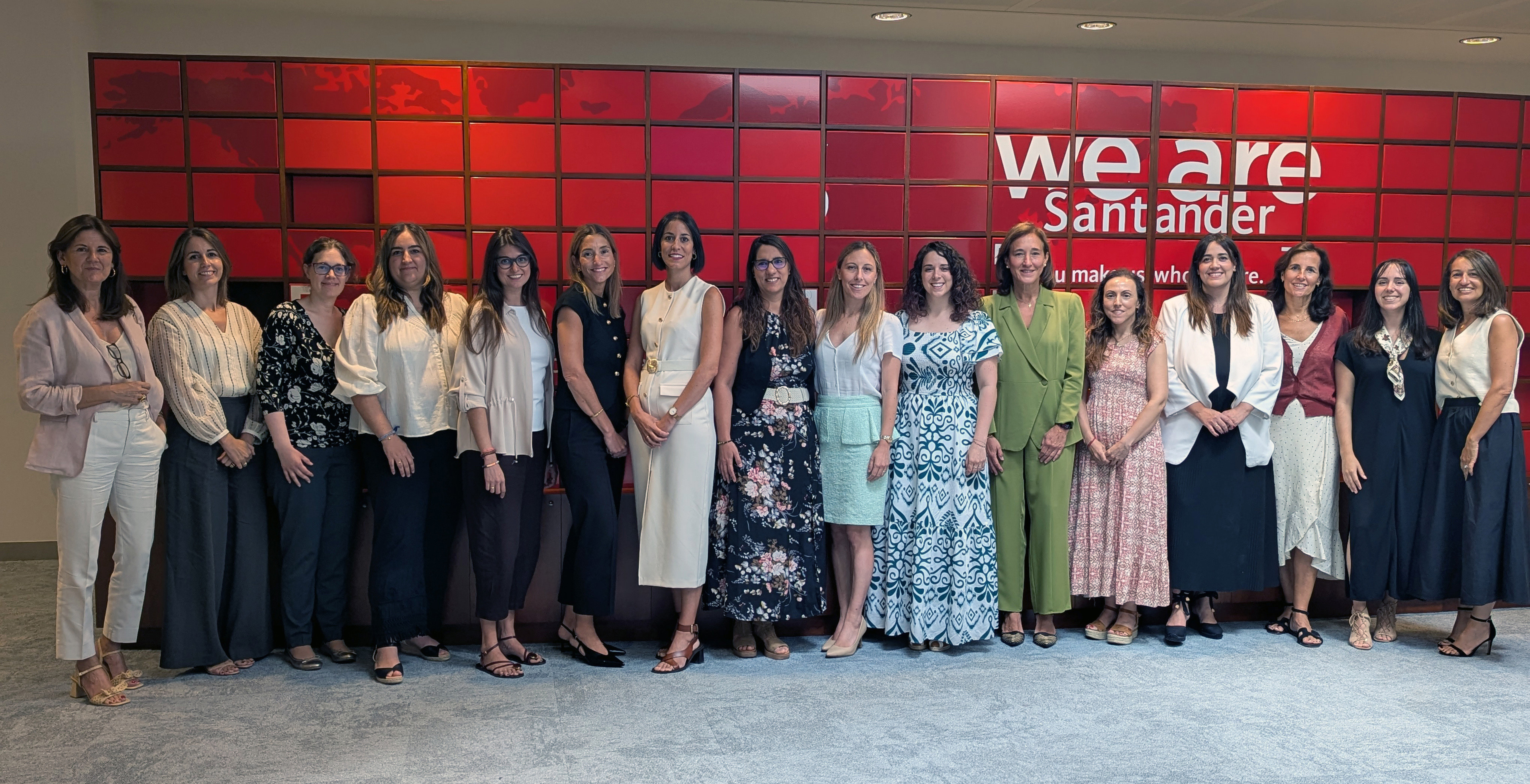 Santander concluye programa De Mujer a Mujer con 80% empleo
