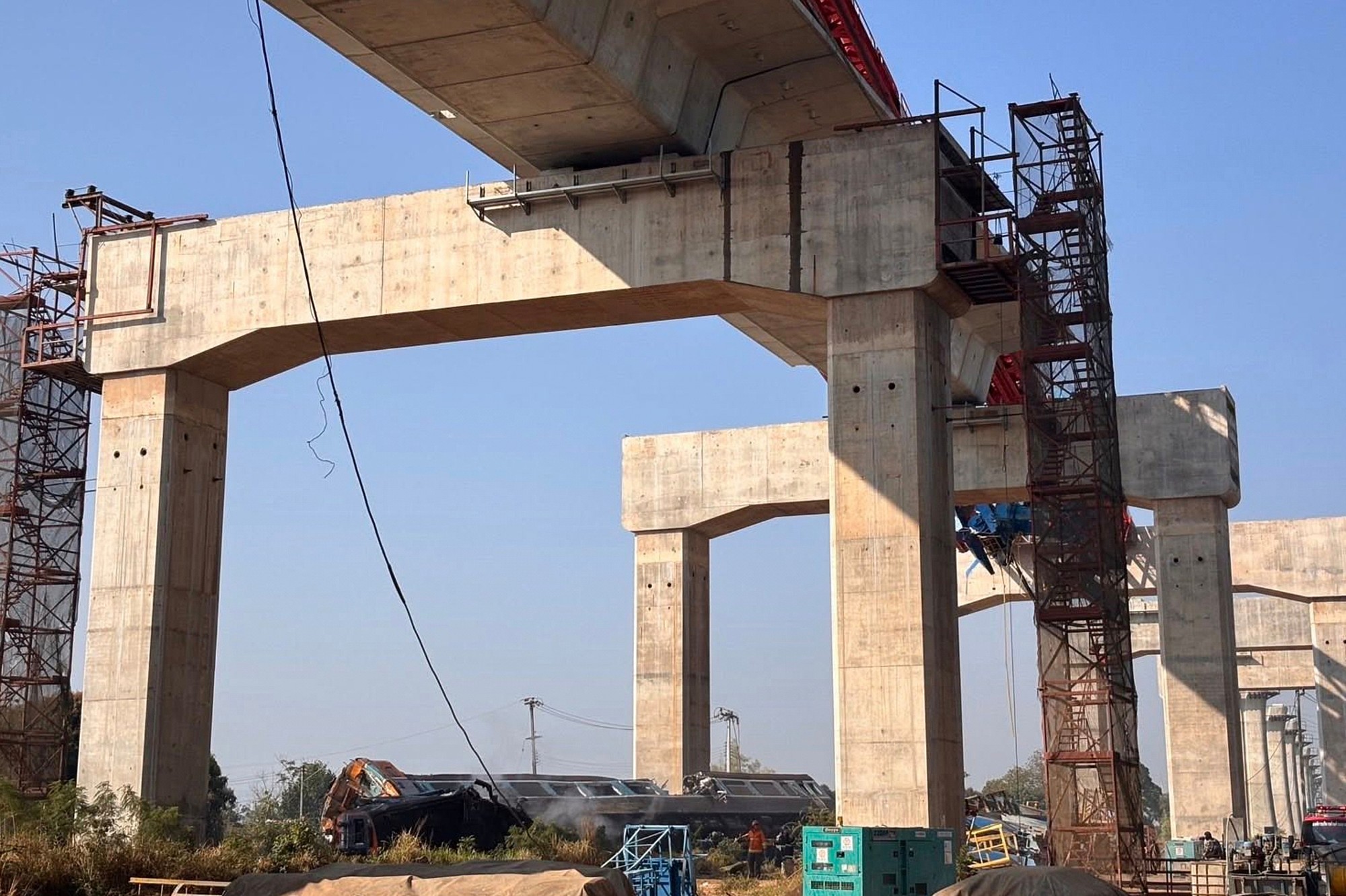 V Thajsku sa zrútil žeriav na idúci vlak.