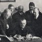 Władysław Grabski (siedzi) w otoczeniu współpracowników z Ministerstwa Skarbu. Zdjęcie z 1924 r.