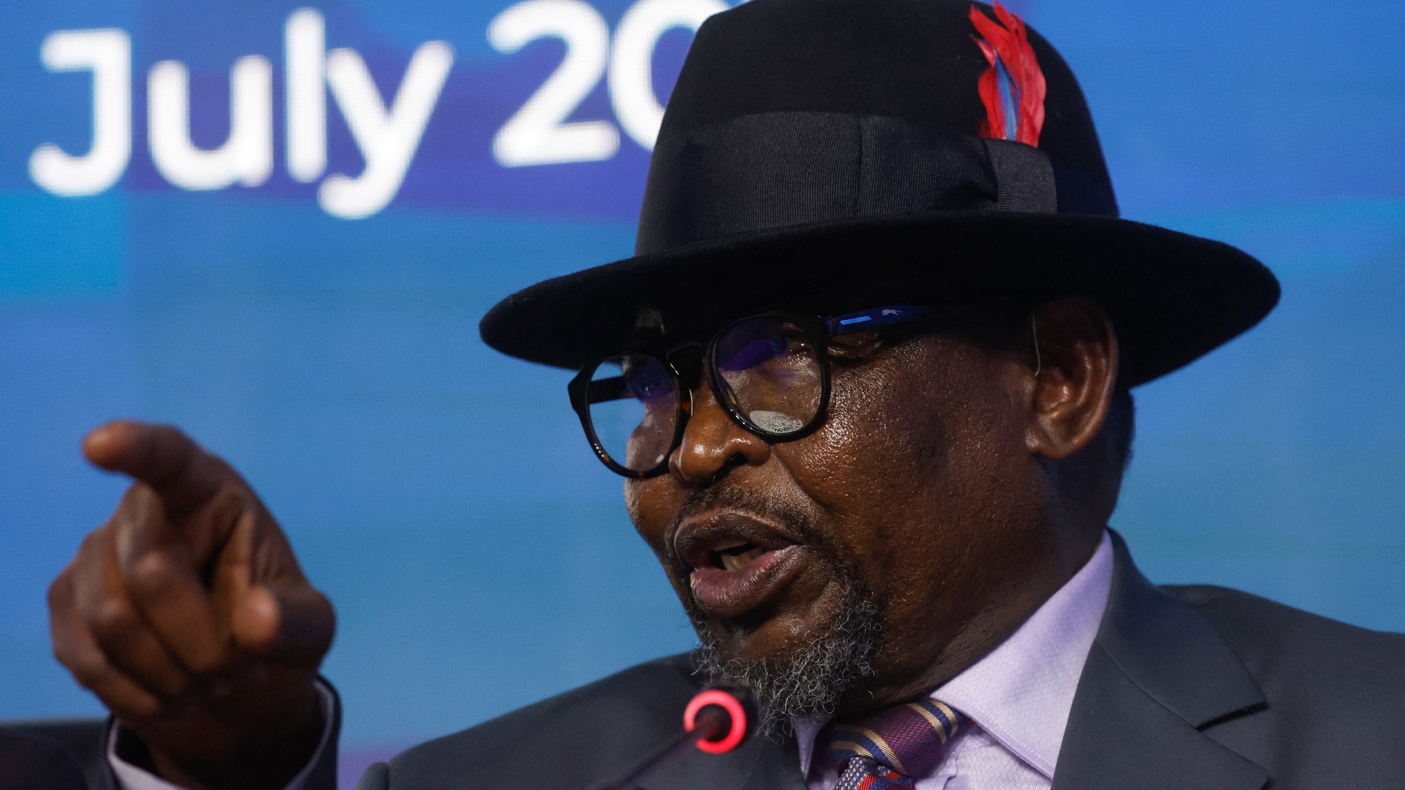 Minister financií Juhoafrickej republiky Enoch Godongwana informuje médiá na záver zasadnutia skupiny G20 v Durbane.