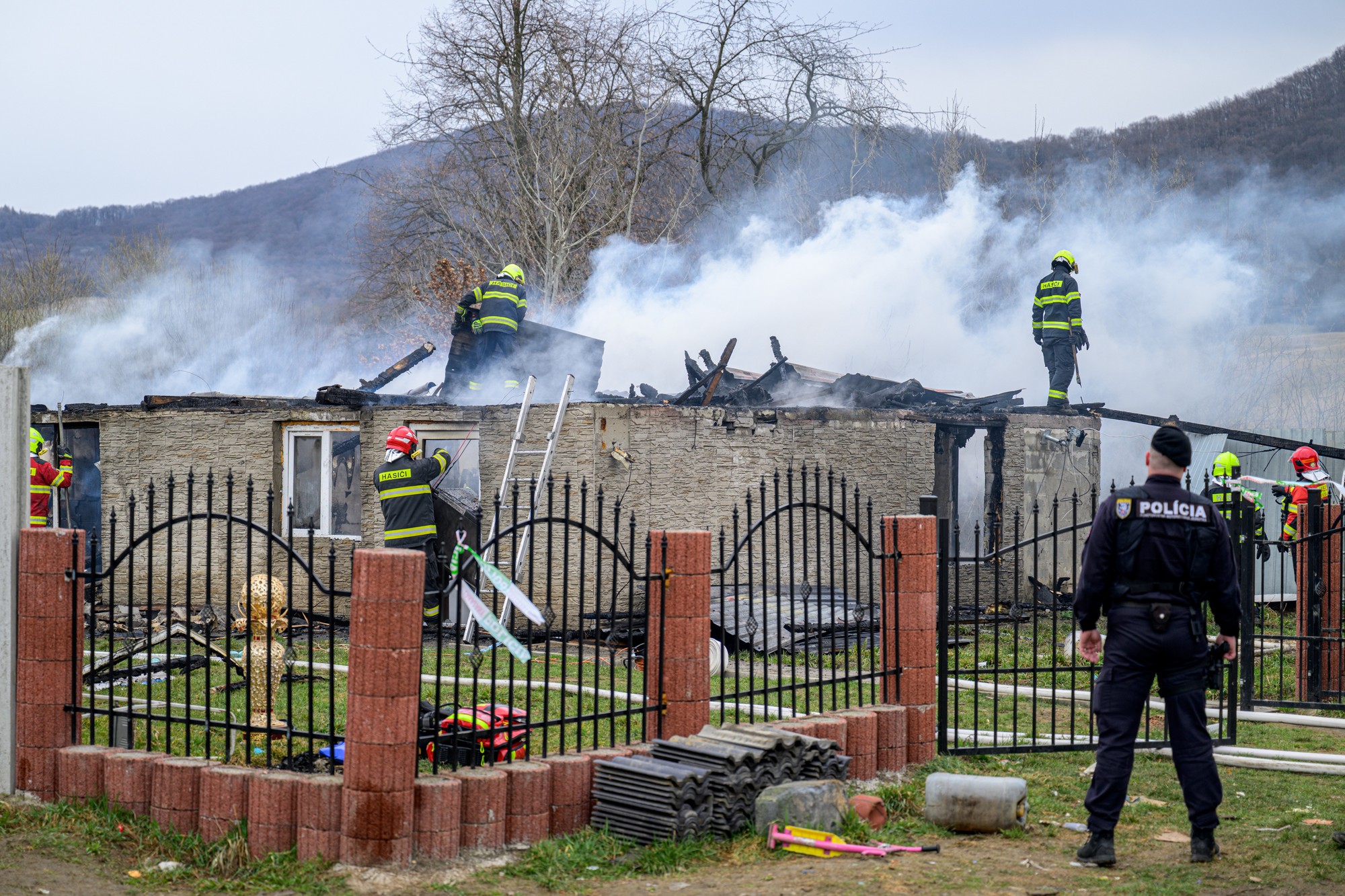 Hasiči zasahujú po požiari obydlí v osade pri Mirkovciach. 