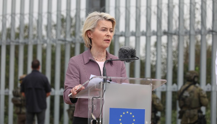 Samolot z von der Leyen w tarapatach. Rosja miała zakłócić sygnał