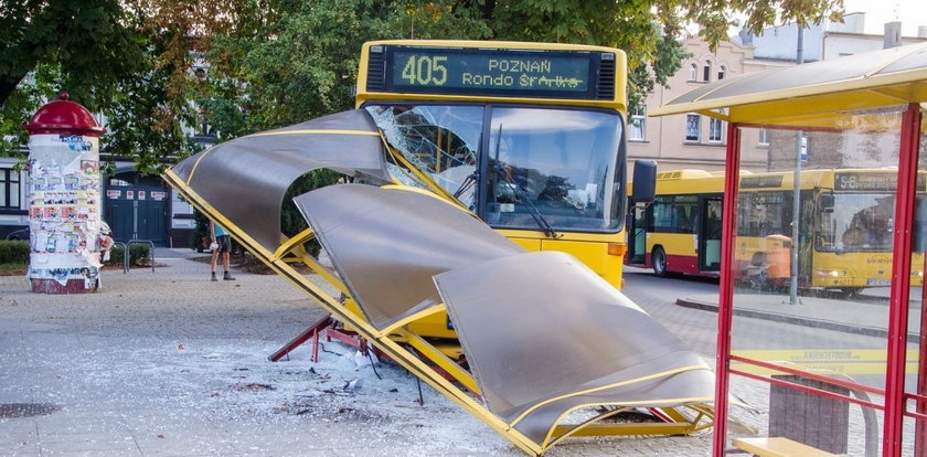 Autobus wjechał w przystankową wiatę