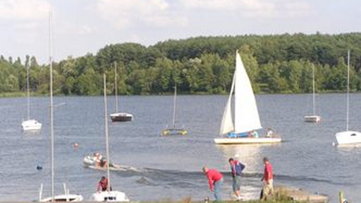 Podkielecka gmina Chęciny ogłosiła przetarg na sprzedaż rekreacyjnego zalewu oraz 31 hektarów plaż i lasów wokół niego. Samorządu nie stać na zagospodarowanie terenu, które zachęciłoby turystów, dlatego szuka poważnego inwestora. Cena wywoławcza to 4,5 mln zł.