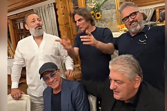 "DAN KAD NAM JE DOŠAO VAN DAM" Željko Mitrović u društvu svetske mega zvezde lumpuje u beogradskoj kafani, sa njima Toni Bijelić i Branko Babić, KADROVI ZAPALILI MREŽE (FOTO)