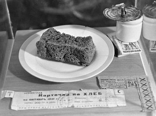 Kromka chleba z Leningradu i kartki żywnościowe 