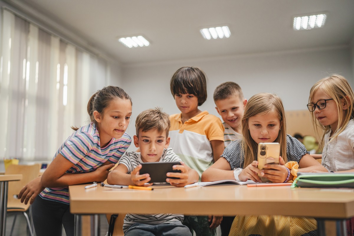 CBOS: Polacy chcą zakazu smartfonów w szkołach