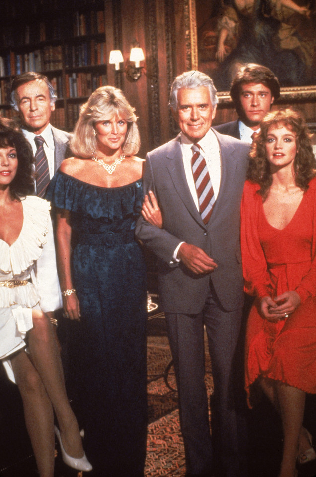 Pamela Sue Martin jako Fallon Carrington Colby (1981-1984; pierwsza z prawej)